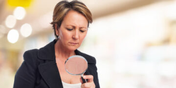 Frau Die Einen Ordner Mit Einer Lupe Uberpruft