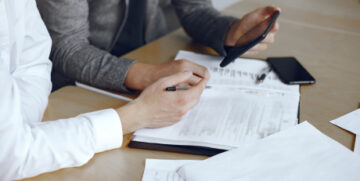 Geschaftsleute Sitzen Am Schreibtisch