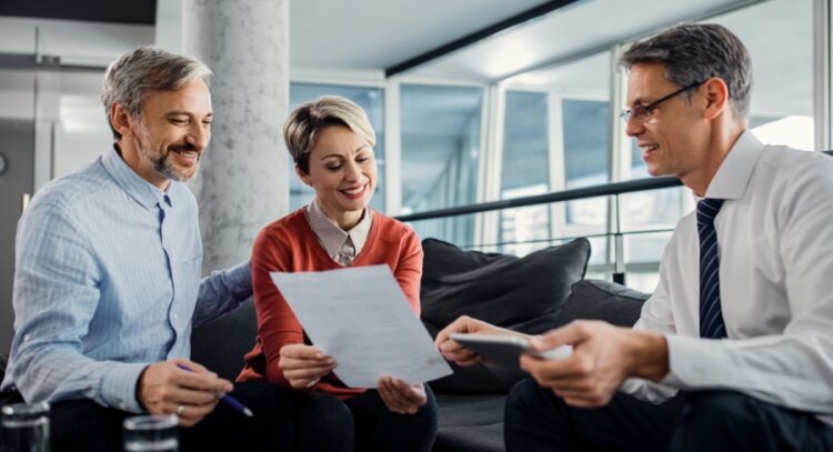 Gluckliches Paar bei Finanzberater 